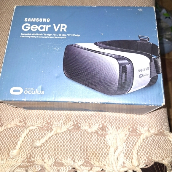 A Samsung Gear VR Compatible w/note5, S6edget,S6,S6edge,S7,S7edge Oculus - Picture 1 of 7